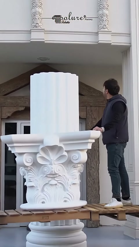 Dairesel başlık yivli sütun gövdesinin üstüne hizalanıyor