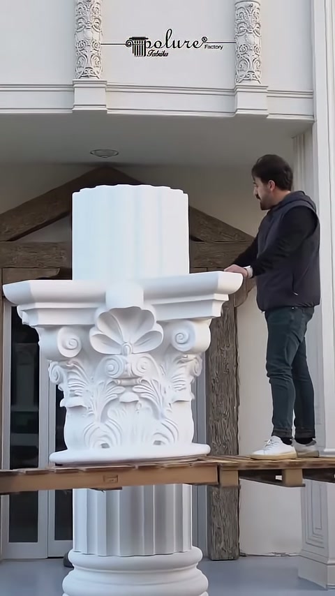 Korint başlık ahşap iskelede gövdenin üzerine kaldırılıyor