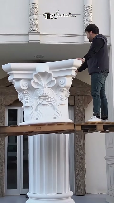 Usta kabartmalı başlığı sütunun üst bölümünde konumlandırıyor
