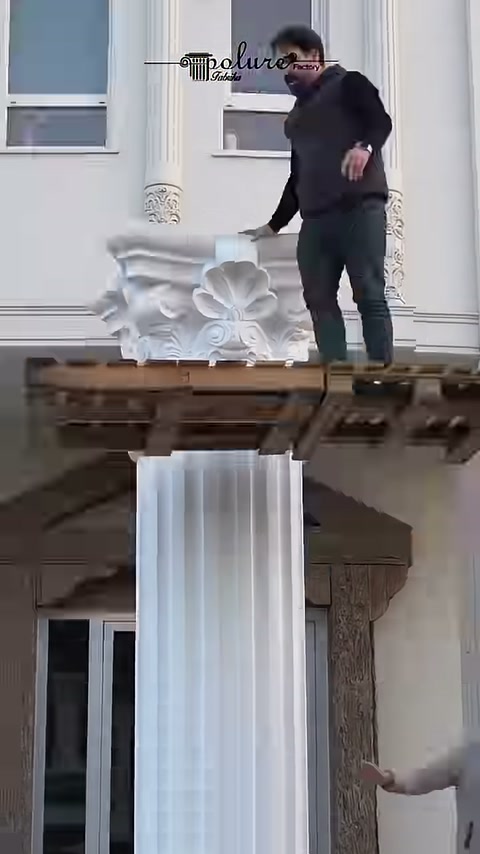 Korint başlık gövdeyle birleşirken usta iskelede çalışıyor