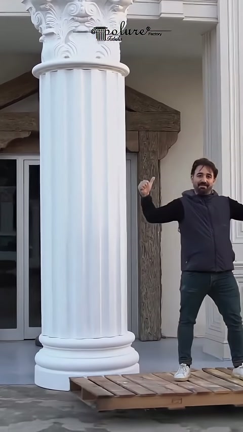 Usta yüksek dekoratif sütunun yanında ürünü sunuyor
