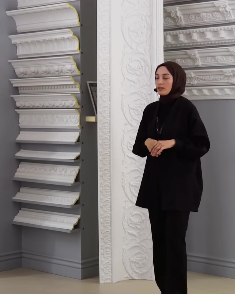 Desenli kartonpiyer örnekleri showroom duvarında sıralı olarak sergileniyor
