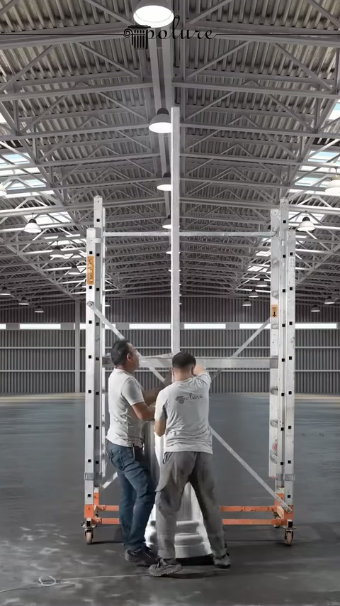 Klasik kaideli sütunun merkez gövdesi iki kişiyle dengeleniyor.