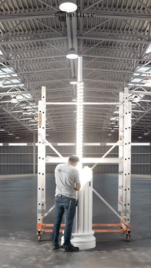 Sarmal LED aydınlatmalar, sütunun dikey merkezinde yanıyor.