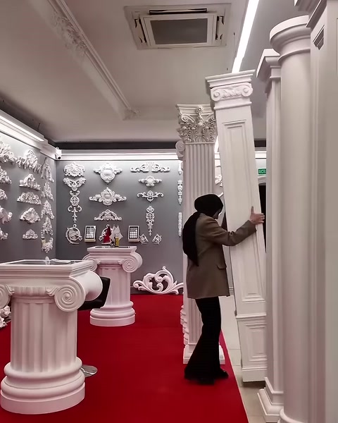 Kare gövdeli dekoratif sütun modeli yakından inceleniyor