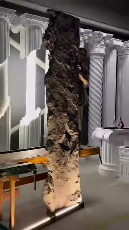 Kanyon taşını andıran panel, tabandaki ışıkla önden aydınlatılıyor