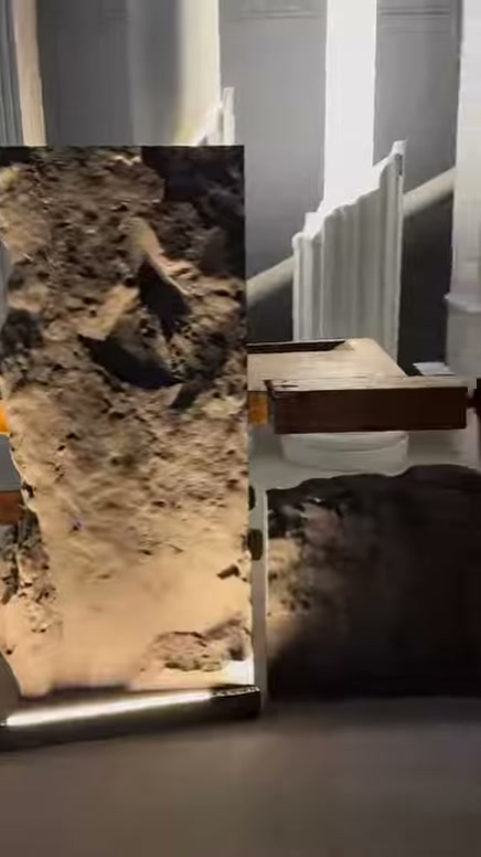 Tabandan aydınlatılan kanyon panelinde pürüzlü yüzey ayrıntıları öne çıkıyor