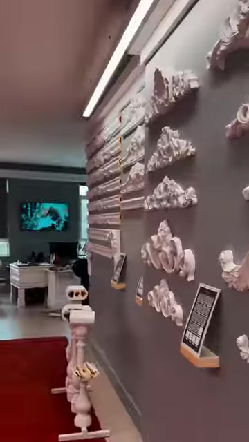Kartonpiyer profilleri ve kabartmalı motifler showroom duvarlarında birlikte sunuluyor