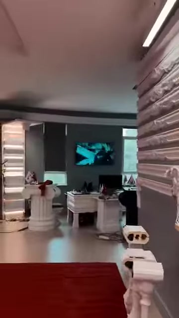 Dekoratif sütunlar ve profil stantlarıyla düzenlenmiş showroom alanı görülüyor