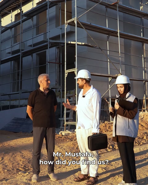 Ekip müşteriyle şantiye sahasında ölçüm öncesi görüşüyor