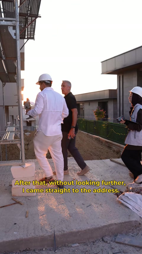 Ekip üyeleri villa çevresinde keşif güzergâhını birlikte geziyor