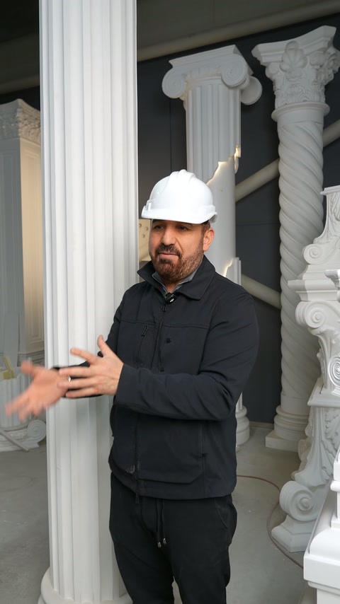 Atölyede farklı sütun biçimleri önünde küçük parça inceleniyor.