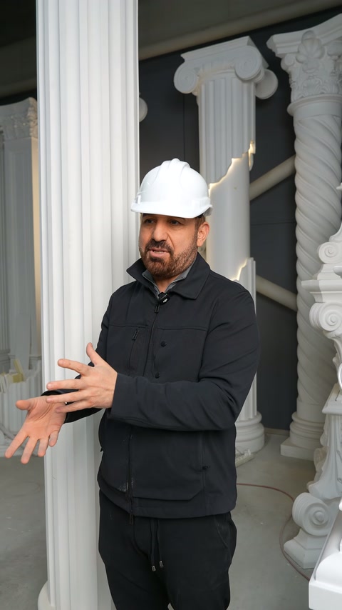 Dekoratif kaideler arasında sunucu, avucundaki ürün kesitini gösteriyor.