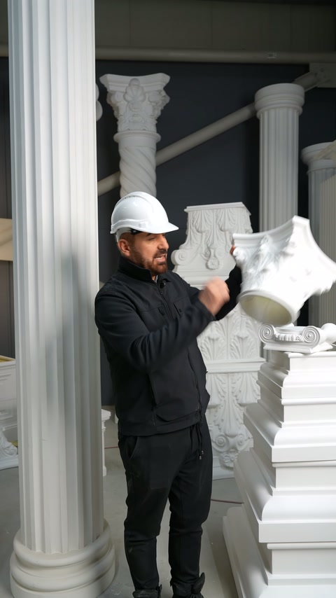 Kesiti görünen sütun başlığı, sarı iç katmanıyla elde tutuluyor.