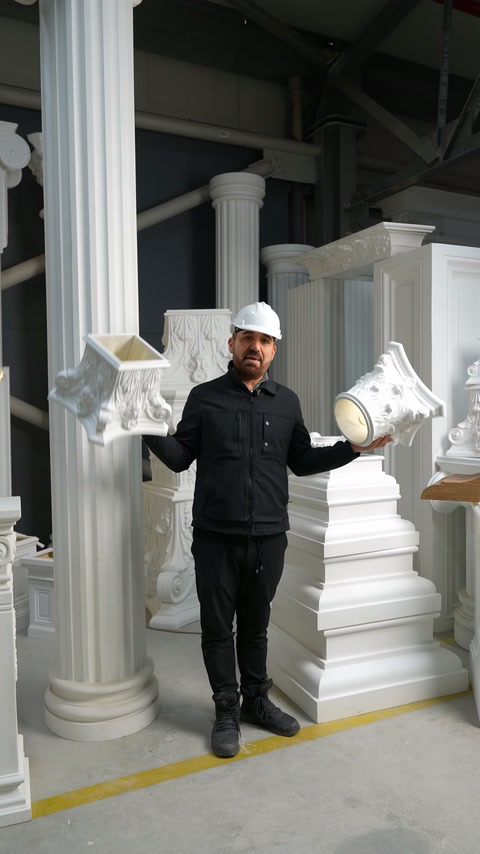 Sunucu, farklı desenli iki başlık parçasını omuz hizasında tutuyor.