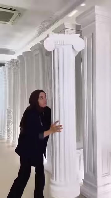 Sunucu, yivli sütunun dekoratif başlık ve gövde yapısını gösteriyor.