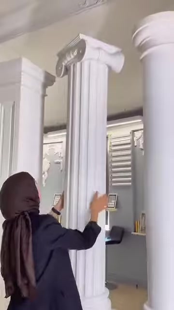 Farklı sütun başlıkları ile yivli gövdeler yan yana sergileniyor.