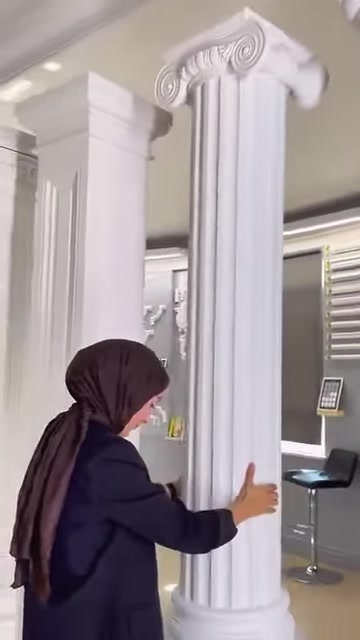 Yivli sütun gövdesinin dikey kanal ayrıntıları yakından inceleniyor.