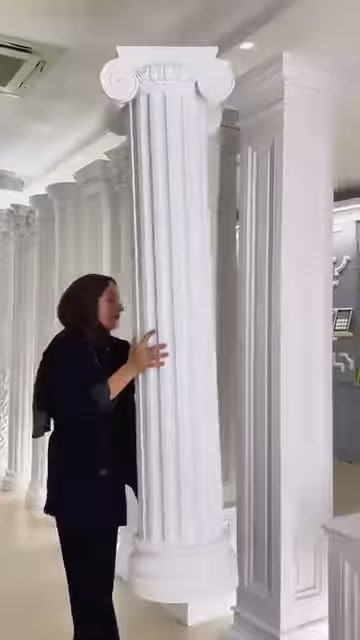 Tanıtıcı, uzun yivli sütunun dikey kanallarını eliyle işaret ediyor.