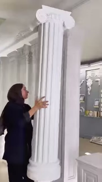 Volütlü başlığa sahip yivli sütunun ön yüzü showroomda tanıtılıyor.