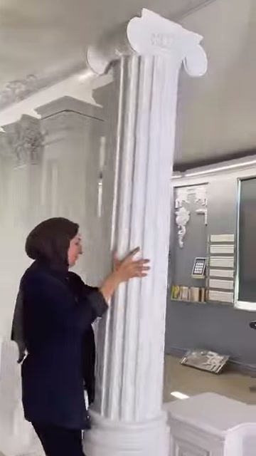 Tanıtıcı, ince yivli sütunun başlık altındaki kanal düzenini inceliyor.