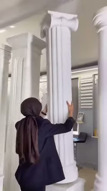 Yivli sütunun yuvarlak alt kaidesi ve uzun gövdesi önden görülüyor.