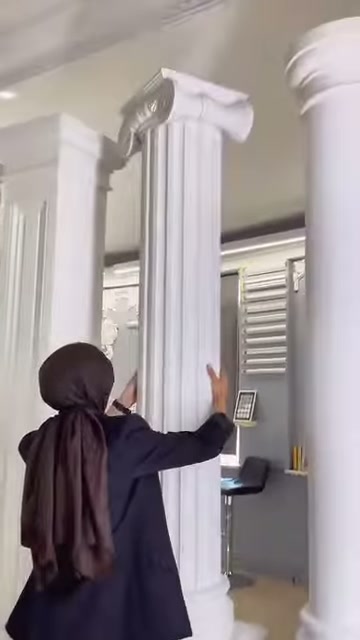 Kıvrımlı başlık taşıyan sütunun kanallı gövdesi yakından sergileniyor.
