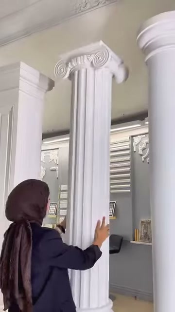 Tanıtıcı, volüt bezemeli sütun başlığı ile yivli gövdeyi gösteriyor.