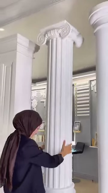İyonik başlık ayrıntıları ve gövdedeki ince kanallar birlikte inceleniyor.