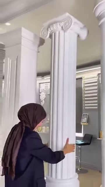 Tanıtıcı, yivli sütunun orta bölümündeki düzenli olukları eliyle açıklıyor.