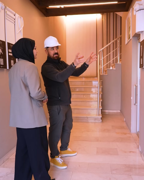 Merdiven boşluğunda söve ve duvar paneli uygulaması