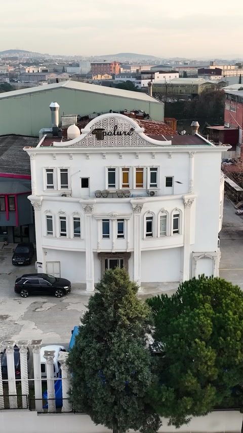 Fabrika binasının süslemeli dış cephesi yukarıdan görülüyor