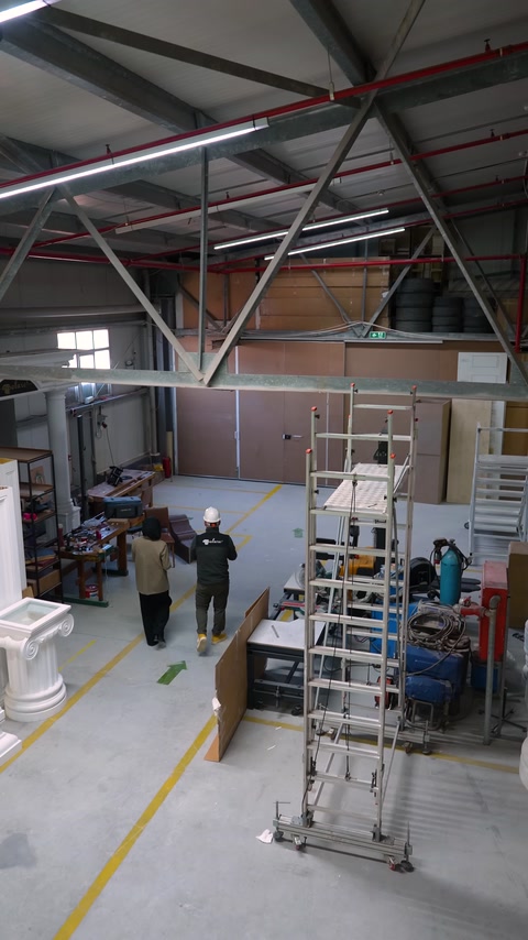 Fabrikanın üretim ve depolama bölümleri üstten görüntüleniyor