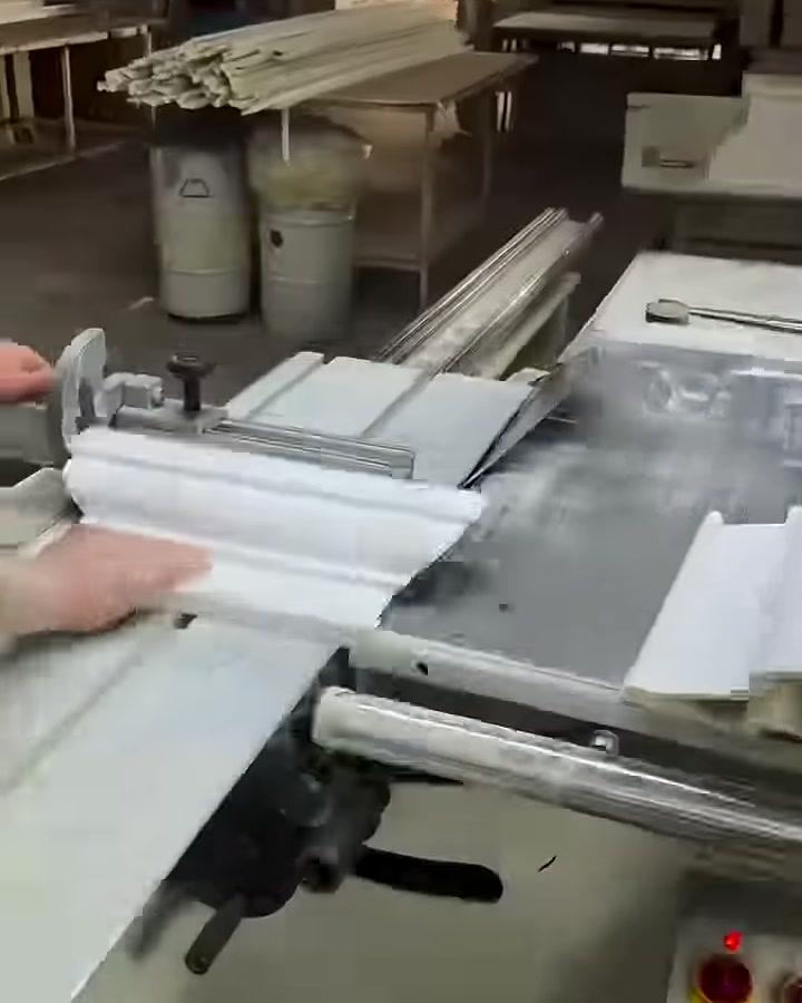 Poliüretan söve profili kesim makinesinde açılandırılmak üzere konumlandırılıyor.