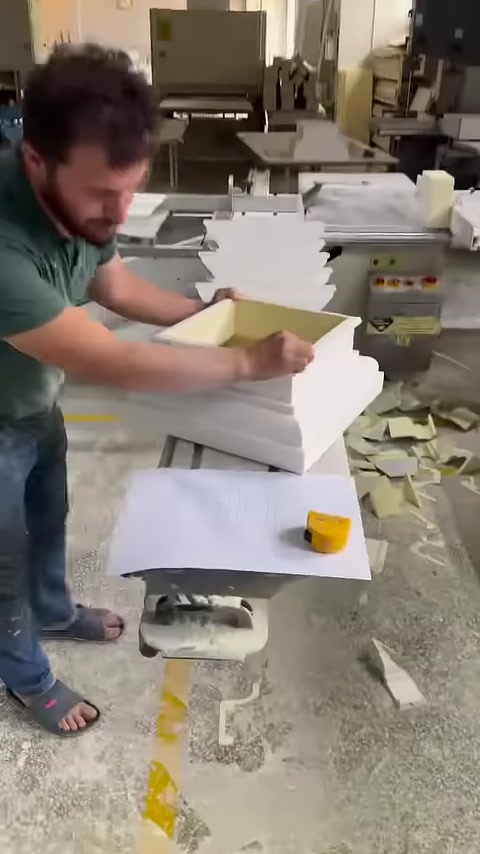 Usta hazırlanan köşe parçasını katmanlı söve grubuna yerleştiriyor