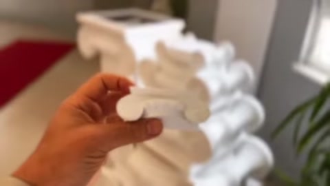 Küçük ölçekli başlık örneği, büyük poliüretan sütun başlığı önünde karşılaştırılıyor