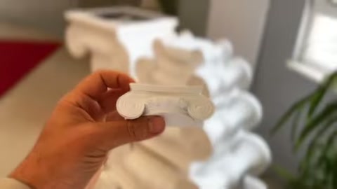 Beyaz profil örneğinin yuvarlak ucu ve kademeleri öne çıkarılıyor.