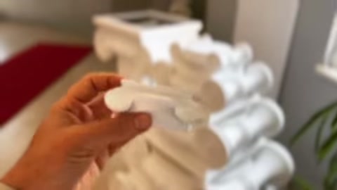 Küçük beyaz profil, katmanlı sütun başlıklarının yanında inceleniyor.