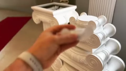 Eldeki beyaz süsleme parçası, başlığın üst bölümüne yaklaştırılıyor.