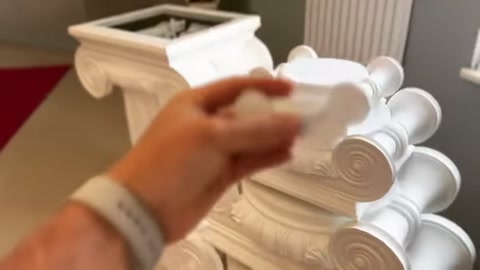 Küçük bezemeli eleman, volütlü başlık üzerinde yerleştirme öncesi tutuluyor.