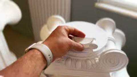 Merkezdeki küçük süsleme, parmaklarla doğru yönde ayarlanıyor.
