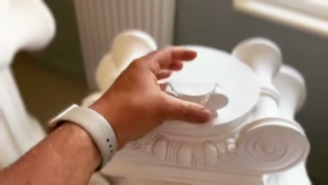 El, dairesel merkezde duran süs parçasına son konumu veriyor.