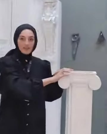 Yivli sütun gövdesi ile geniş başlık yakından gösteriliyor
