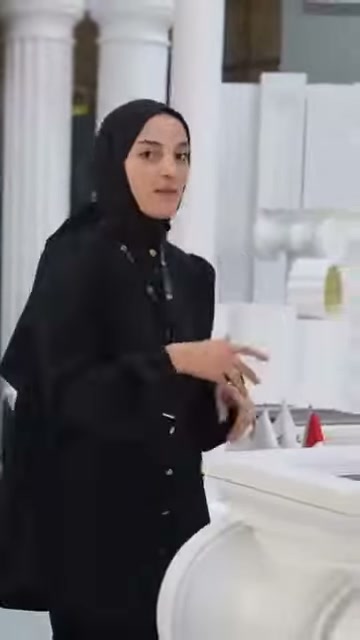 Sunucu, ön taraftaki süslü başlık parçasına doğru yöneliyor