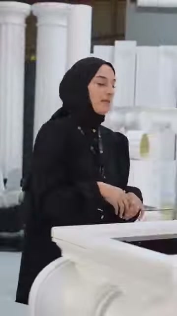 Dekoratif başlık parçası öndeyken sunucu sütunları açıklamayı sürdürüyor