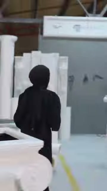Sunucu, farklı boylardaki sütunların bulunduğu bölüme arkası dönük ilerliyor
