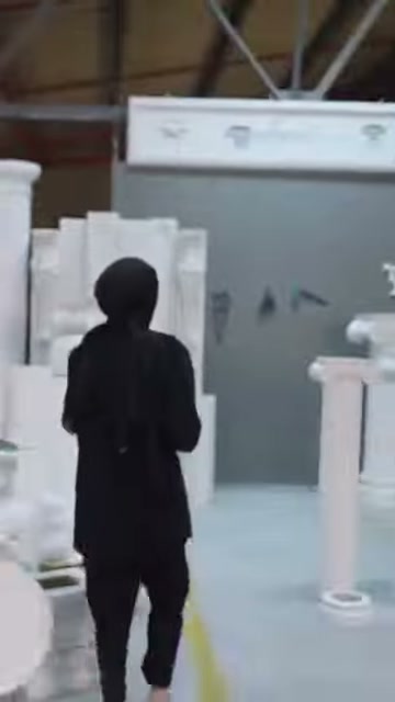 Sergilenen ince sütunlar ve ayrı kaide parçaları üretim alanında görülüyor