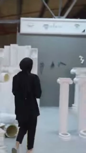 Sunucu, bağımsız duran sütun modellerini incelemek üzere yanlarına yaklaşıyor