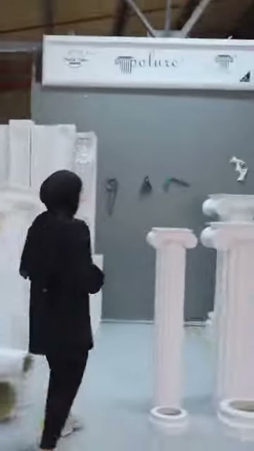 Üç ince dekoratif sütun, farklı başlık biçimleriyle zeminde sıralanıyor