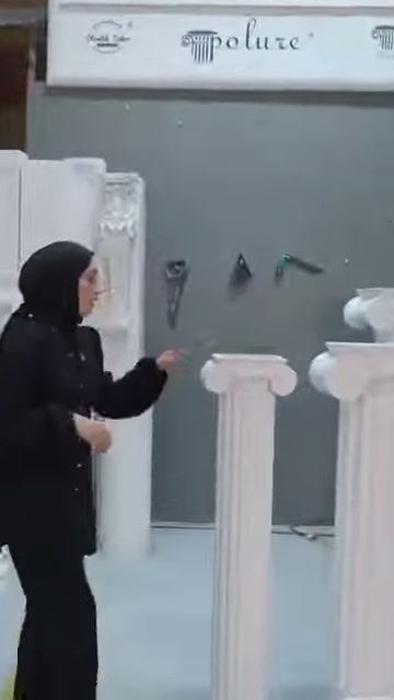 Sunucu, volütlü sütun başlığının üst yüzeyine eliyle dikkat çekiyor